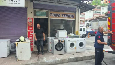 Zonguldak’ın Karadeniz Ereğli ilçesinde güne alevlerle uyanan esnaf büyük bir