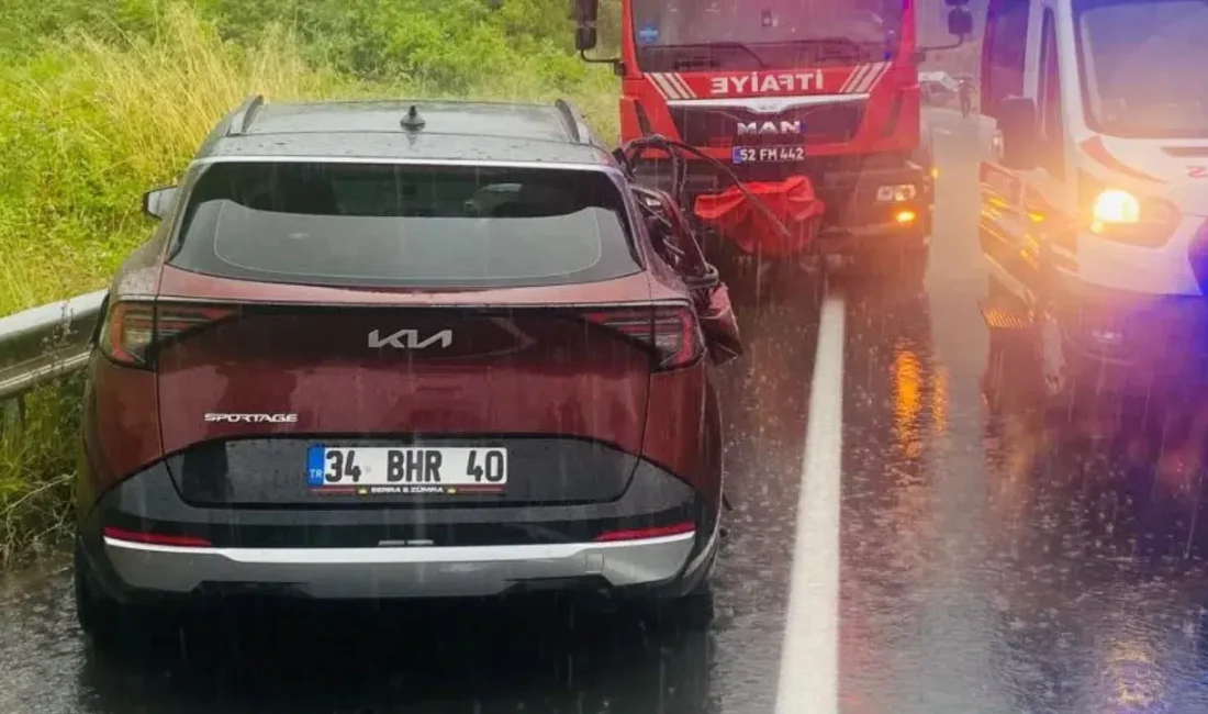 Ordu’nun Ünye ilçesinde sağanak yağışın ardından kayganlaşan yolda adeta can