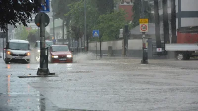 Ordu’nun Ünye ilçesinde sabahın erken saatlerinde etkisini gösteren şiddetli sağanak