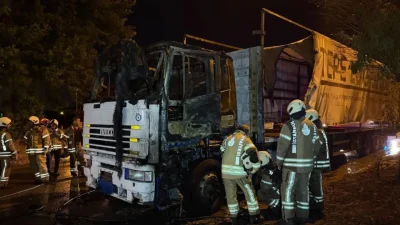 Büyükçekmece’de uzun süredir yol kenarında sessizce bekleyen o tır, aniden