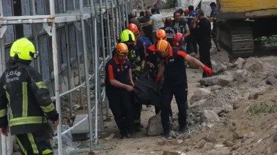 Kayseri’nin Melikgazi ilçesinde inşaat halindeki bir fabrikanın bahçe duvarı aniden