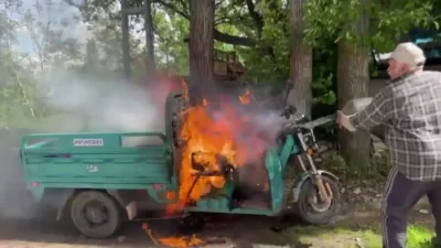 Amasya’nın Gümüşhacıköy ilçesinde park halindeyken şarja takılan üç tekerlekli elektrikli
