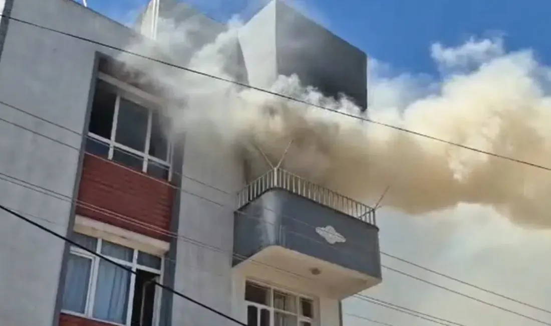 Adıyaman’da üç katlı bir binanın son katında aniden yükselen alevler