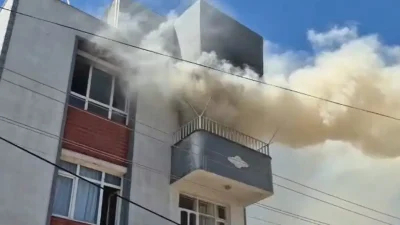 Adıyaman’da üç katlı bir binanın son katında aniden yükselen alevler
