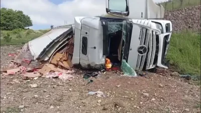 Amasya’nın Taşova ilçesinde kontrolden çıkarak şarampole devrilen tavuk eti yüklü