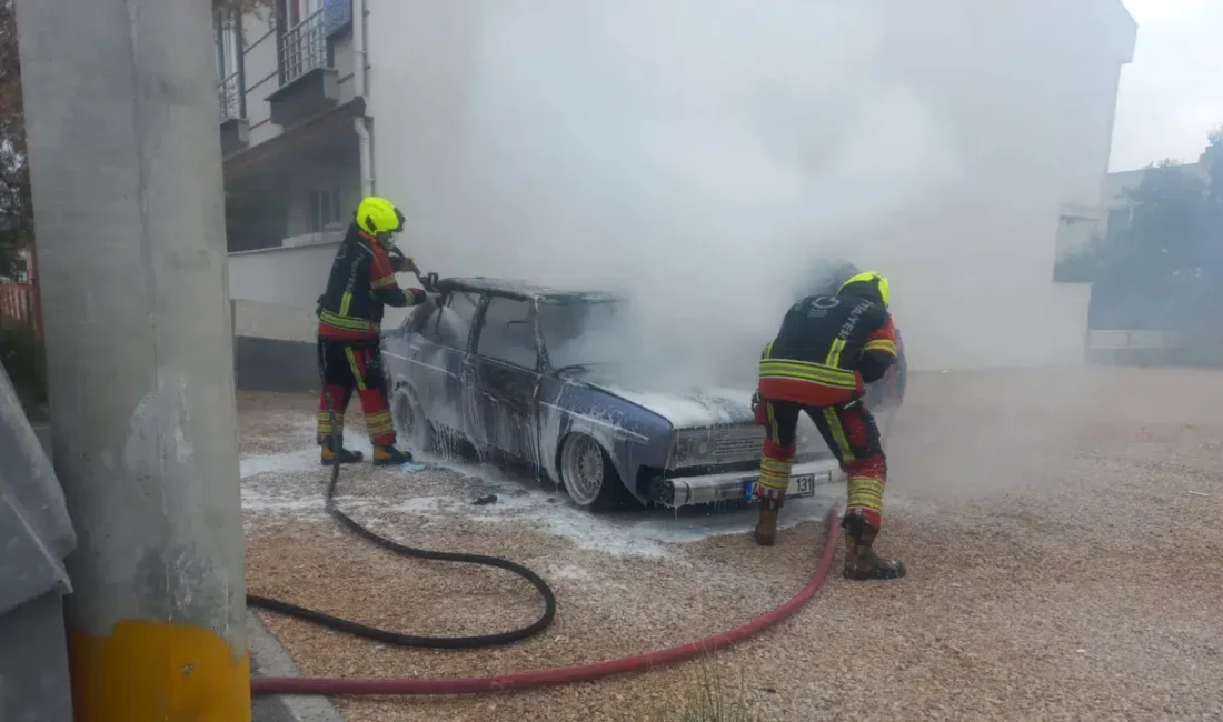 Balıkesir’in Bandırma ilçesinde sakin bir gün, park halindeki bir otomobilden