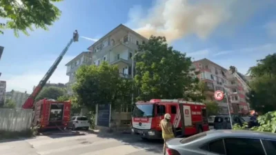 Bakırköy’de 6 katlı bir apartmanın çatısından yükselen dumanlar mahallede büyük
