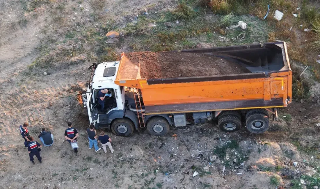 Antalya’nın Manavgat ilçesinde kum hırsızlığı yaparken suçüstü yakalanan ve kendilerini