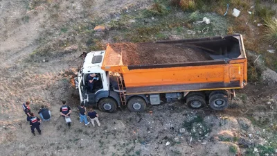 Antalya’nın Manavgat ilçesinde kum hırsızlığı yaparken suçüstü yakalanan ve kendilerini