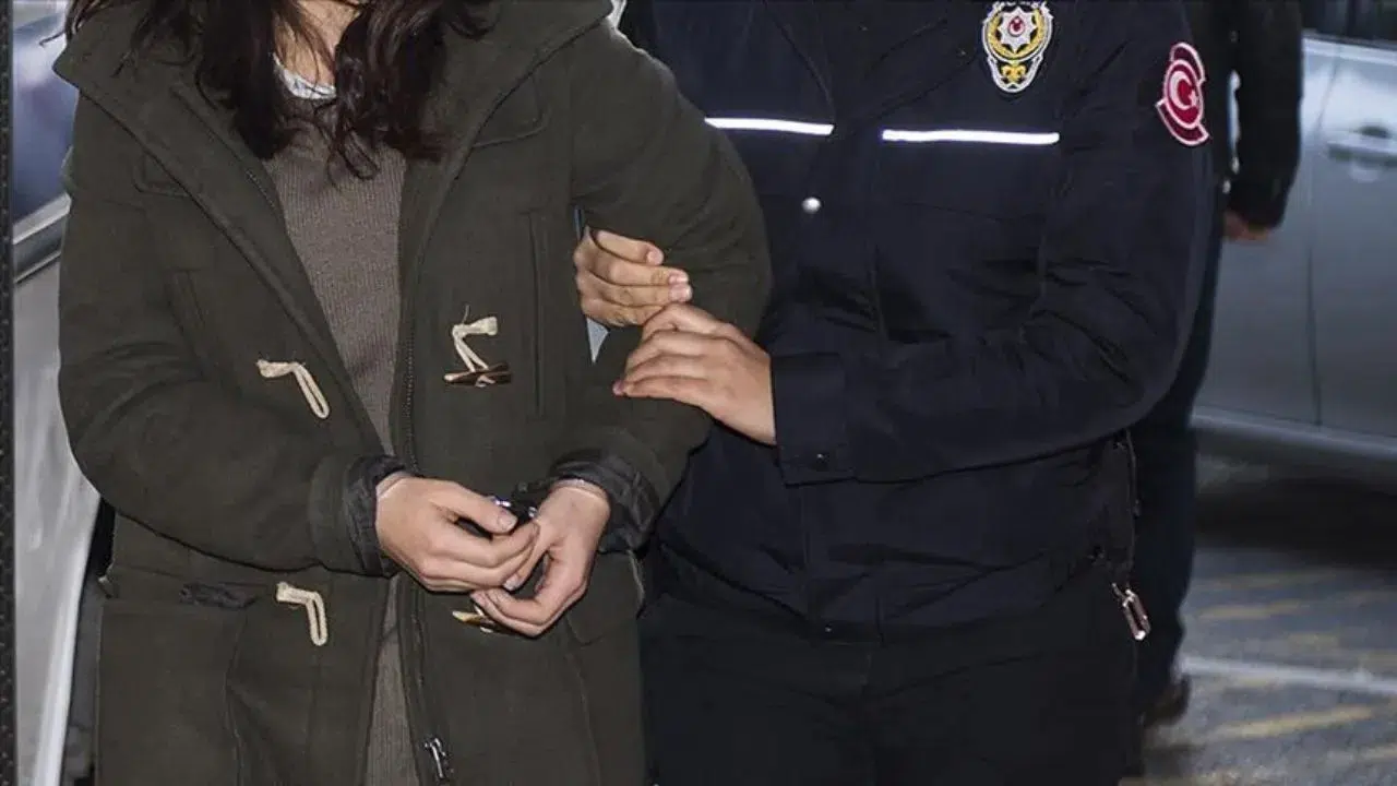 Ankara’da kendisini “savcı yardımcısı” ve “stajyer savcı” olarak tanıtarak polis