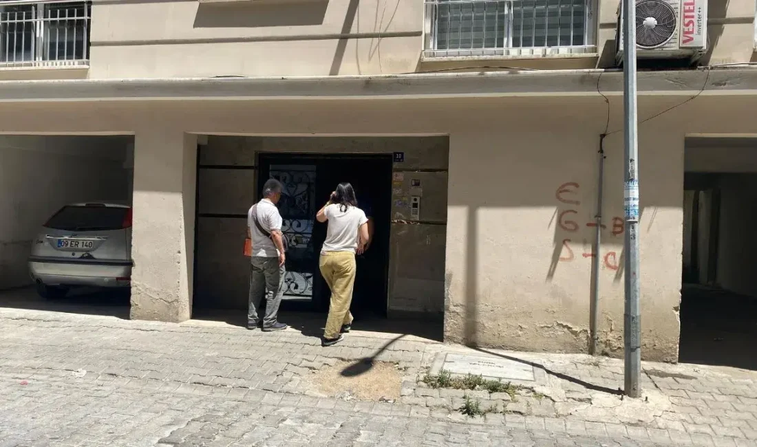 Aydın’ın Efeler ilçesinde torunuyla birlikte yaşayan 93 yaşındaki Hayriye Tekeli,