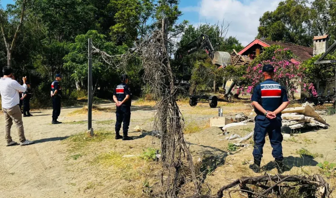 Antalya’nın dünyaca ünlü turizm ilçesi Kemer’de kaçak yapılaşmaya karşı büyük