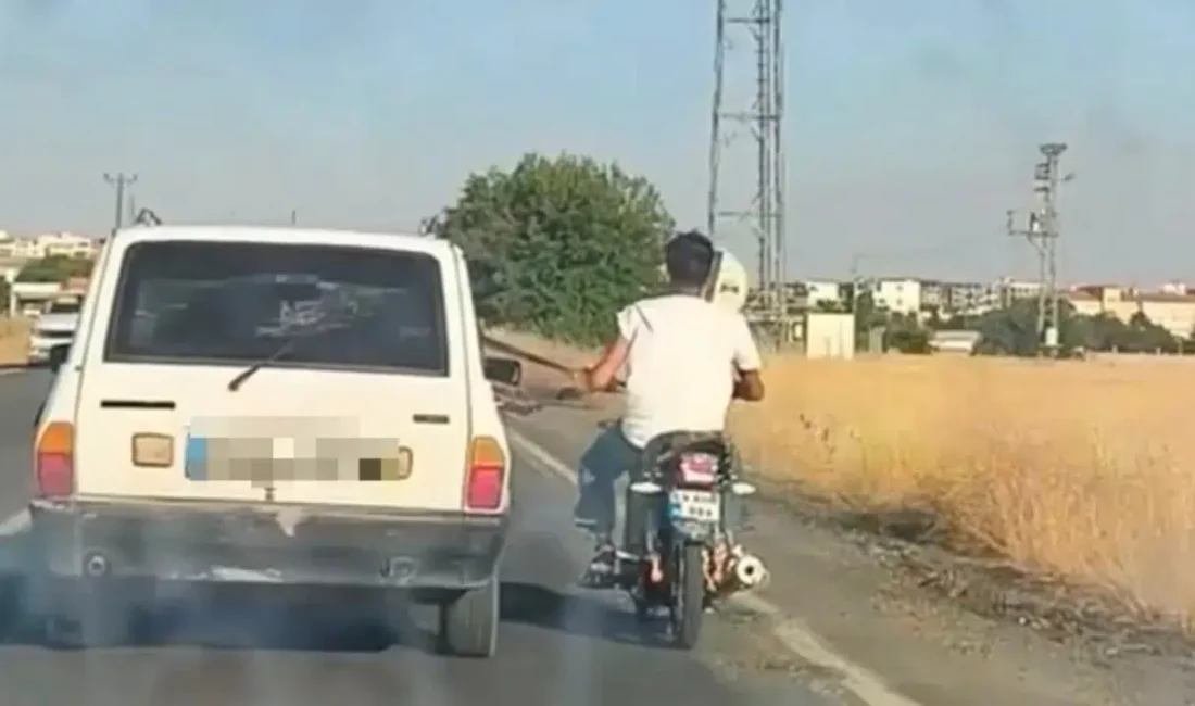 Şanlıurfa’nın Siverek ilçesinde, akan trafiğin ortasında seyir halindeki bir otomobilin