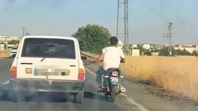 Şanlıurfa’nın Siverek ilçesinde, akan trafiğin ortasında seyir halindeki bir otomobilin