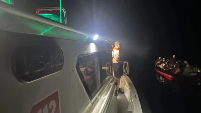 Muğla’nın Bodrum ilçesi açıklarında motoru arızalanan ve denizin ortasında çaresizce