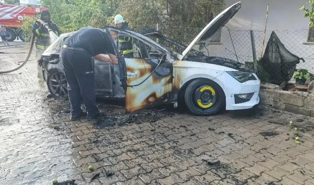 Antalya’nın Serik ilçesinde seyir halindeki bir otomobilin aniden alev topuna