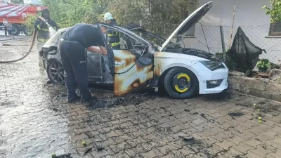 Antalya’nın Serik ilçesinde seyir halindeki bir otomobilin aniden alev topuna