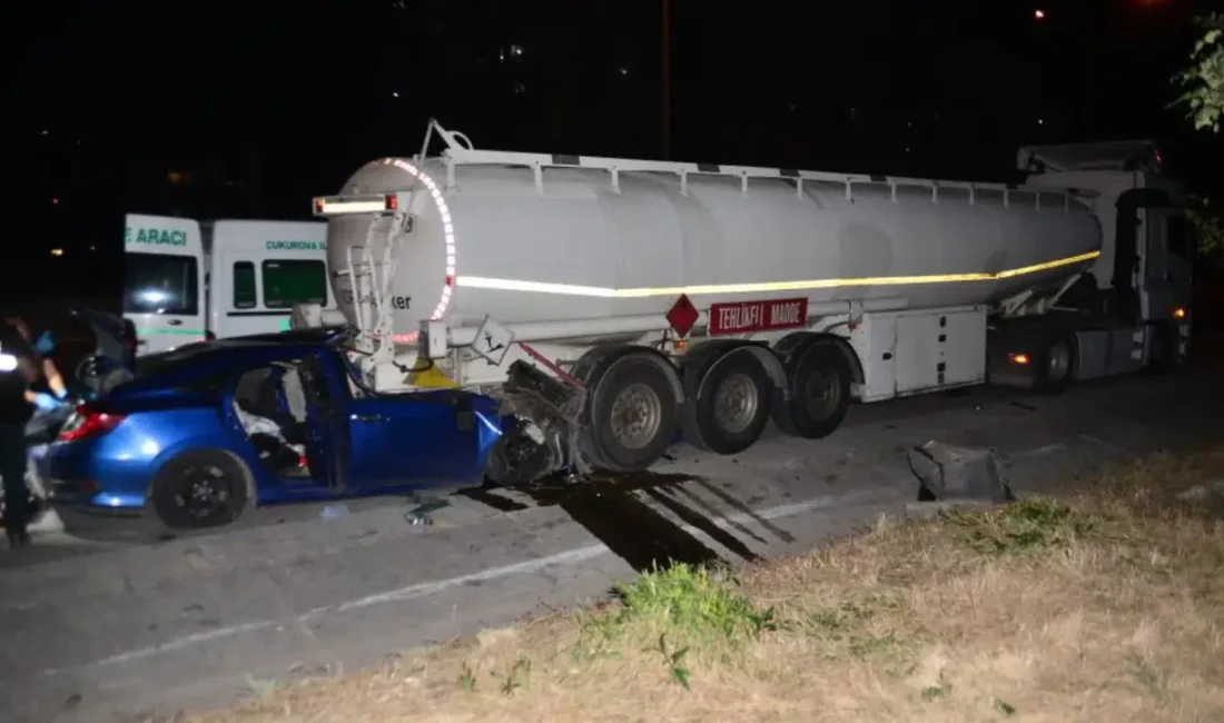 Adana’nın Seyhan ilçesinde seyir halindeki bir otomobilin önündeki tıra arkadan