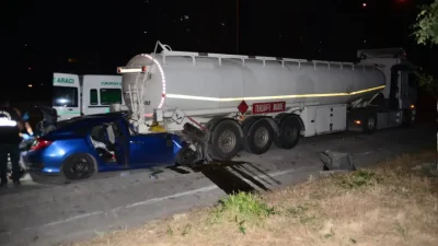 Adana’nın Seyhan ilçesinde seyir halindeki bir otomobilin önündeki tıra arkadan