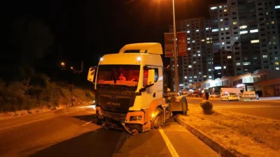 Kastamonu’da kontrolden çıkan maden yüklü tırın sulama kanalına ve refüje