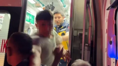 Aksaray’da balkonda intihar girişiminde bulunan 17 yaşındaki genç, polis ekiplerinin