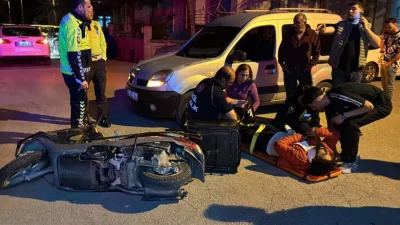 Aksaray’da seyir halindeyken kavşaktan aniden çıkan aracı fark eden motokurye,