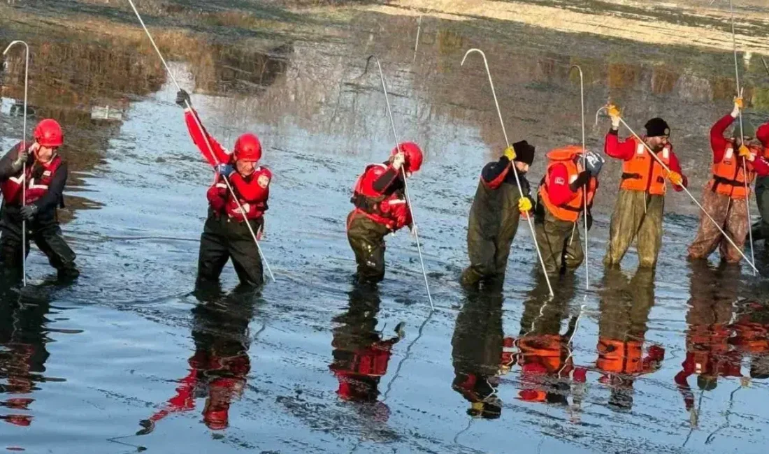 Bingöl’ün Genç ilçesinde sıcak havadan bunalarak serinlemek amacıyla Sarım Çayı’na