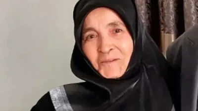 Sakarya’nın Kaynarca ilçesinde evinin önünde elektrikli motosiklet kullanmayı öğrenmeye çalışan
