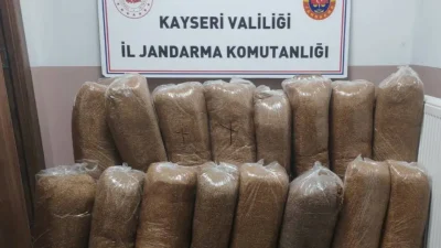 Kayseri’de jandarma ekiplerinin gerçekleştirdiği yol kontrolü sırasında durdurulan bir yolcu