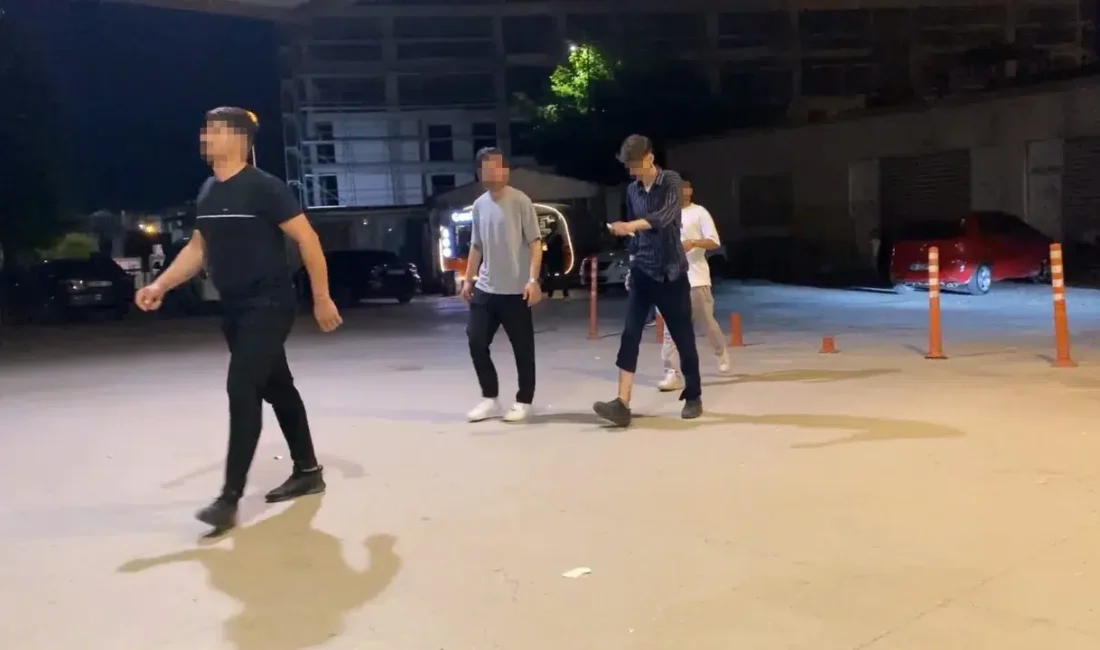 Bursa’nın İnegöl ilçesinde bir çocuk parkında bir araya gelen gençlerin