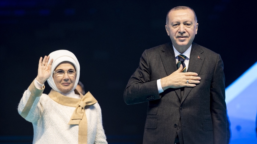 Yükseköğretim Kurumları Sınavı öncesinde Cumhurbaşkanı Recep Tayyip Erdoğan ve eşi