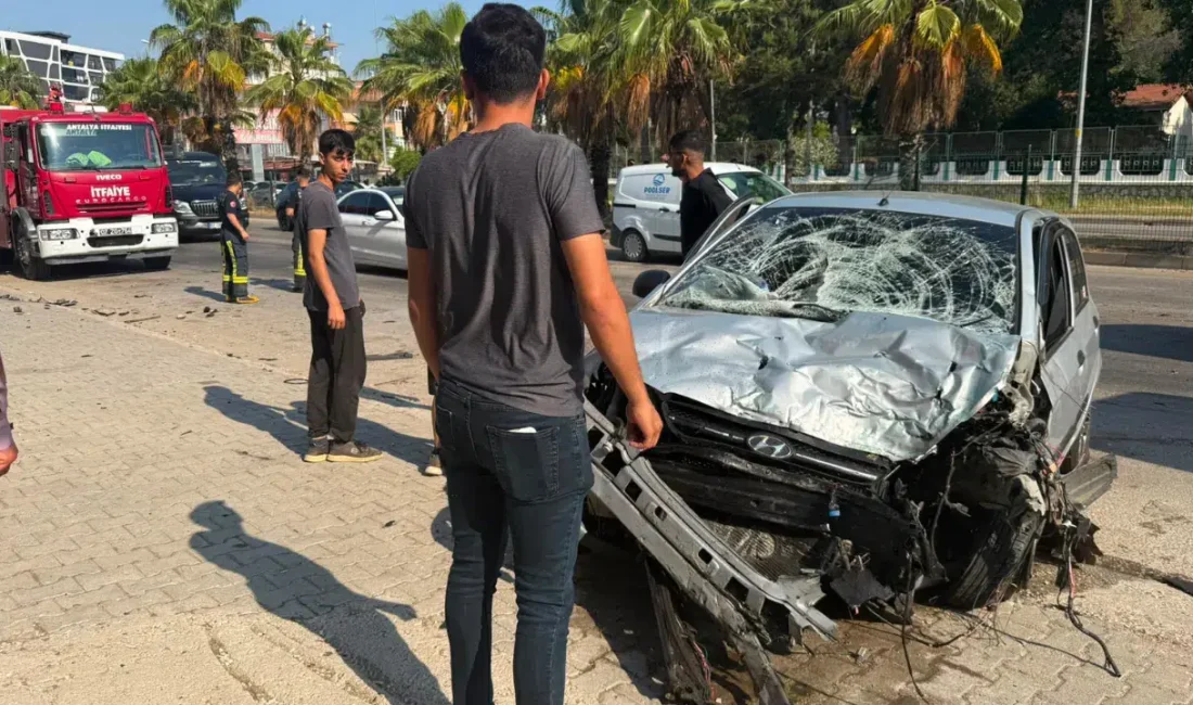 Antalya’nın Serik ilçesinde seyir halindeyken kontrolden çıkan bir otomobil, orta