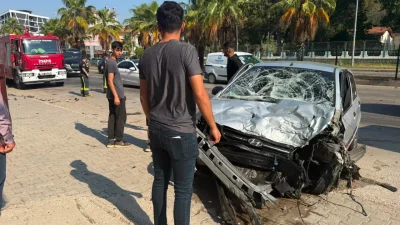 Antalya’nın Serik ilçesinde seyir halindeyken kontrolden çıkan bir otomobil, orta