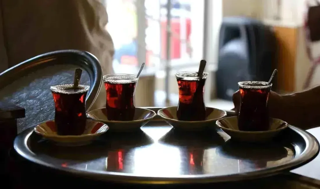 Türkiye’nin en çok tüketilen içeceği çayda fiyatlar peş peşe değişiyor.