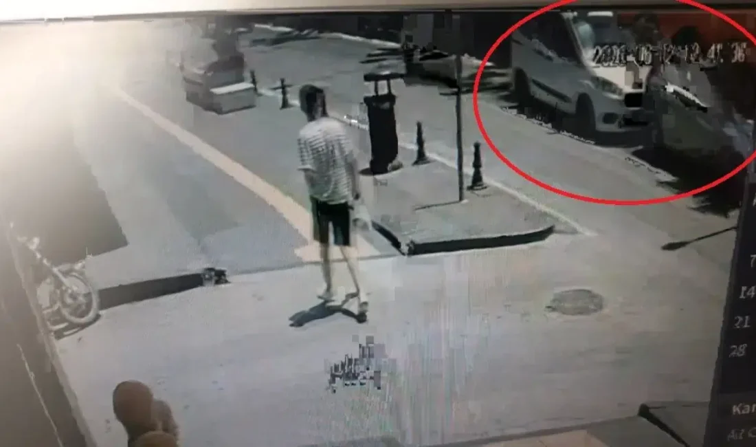 Antalya’nın Manavgat ilçesinde hareketli dakikalar yaşandı. Kırmızı ışıkta bekleyen araca
