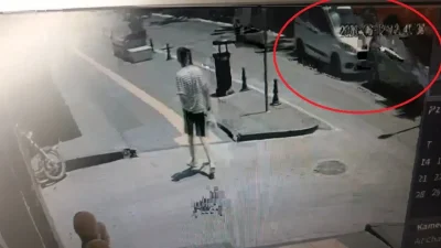 Antalya’nın Manavgat ilçesinde hareketli dakikalar yaşandı. Kırmızı ışıkta bekleyen araca