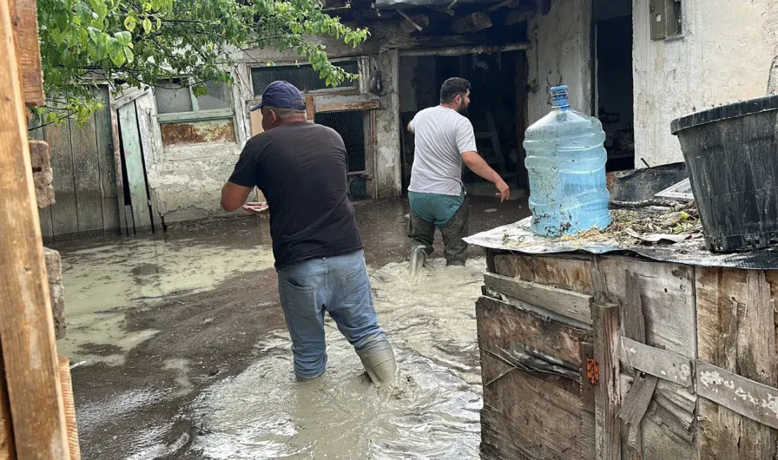 Burdur’da etkili olan şiddetli sağanak yağış kentte zor anlar yaşatırken,