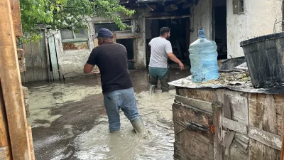 Burdur’da etkili olan şiddetli sağanak yağış kentte zor anlar yaşatırken,