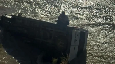 Hakkari’de kontrolden çıkan bir minibüsün azgın sulara gömüldüğü o korku