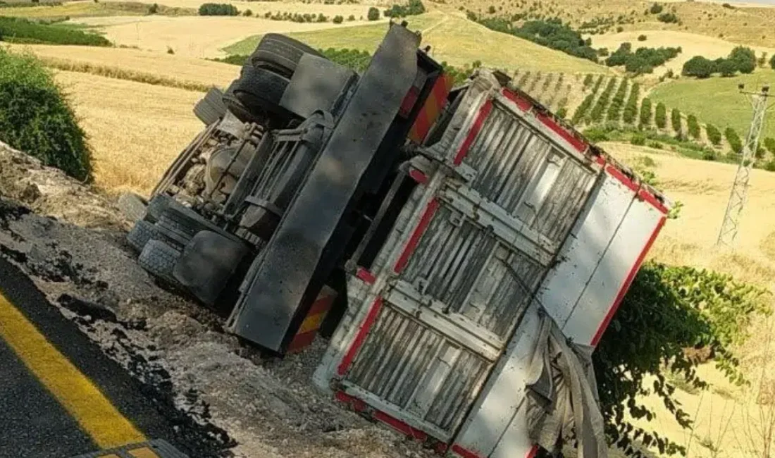Adıyaman’ın Kahta ilçesinde seyir halindeyken sürücüsünün direksiyon hakimiyetini kaybettiği arpa