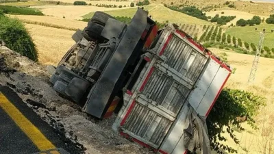 Adıyaman’ın Kahta ilçesinde seyir halindeyken sürücüsünün direksiyon hakimiyetini kaybettiği arpa