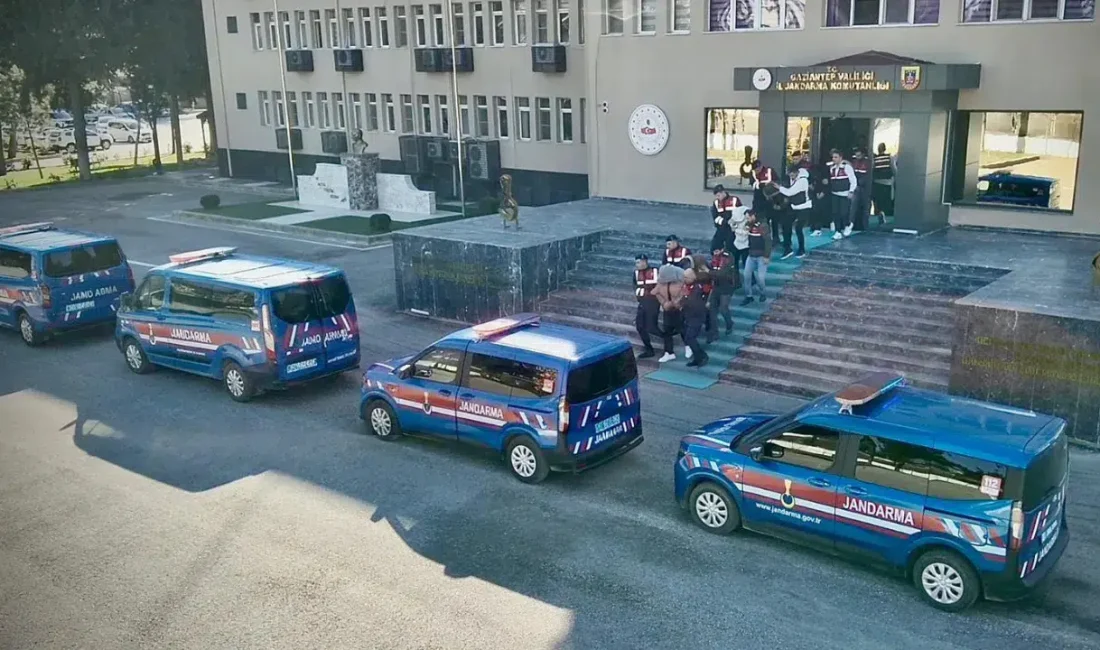 Gaziantep’te jandarma ekiplerinin gerçekleştirdiği geniş çaplı operasyonlarda, aranan binlerce şüpheli
