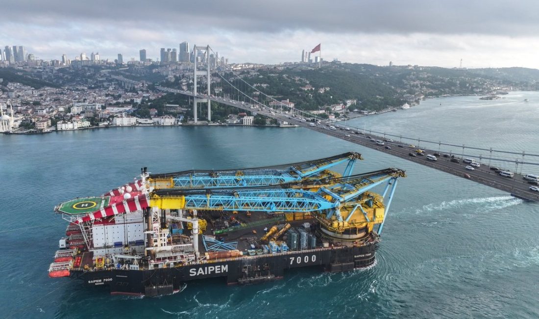 İstanbul Boğazı güne olağanüstü bir hareketlilikle başladı. Doğal gaz boru