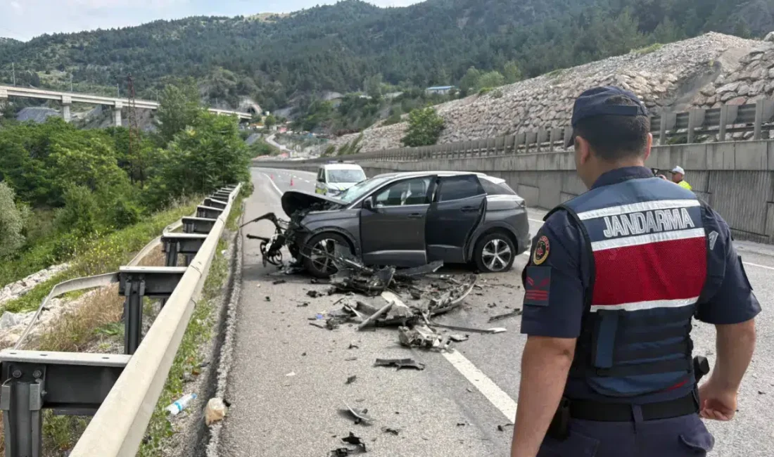 Bilecik-Bozüyük-Eskişehir karayolunda seyir halindeki bir otomobilin, önünde ilerleyen tıra arkadan