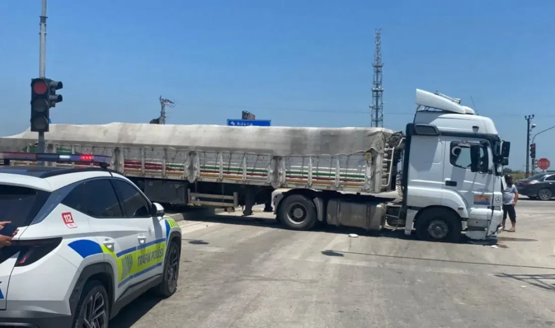 Adana’nın Ceyhan ilçesinde kontrolden çıkan bir tırın iki otomobile çarpması