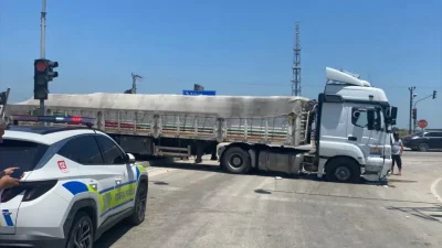 Adana’nın Ceyhan ilçesinde kontrolden çıkan bir tırın iki otomobile çarpması