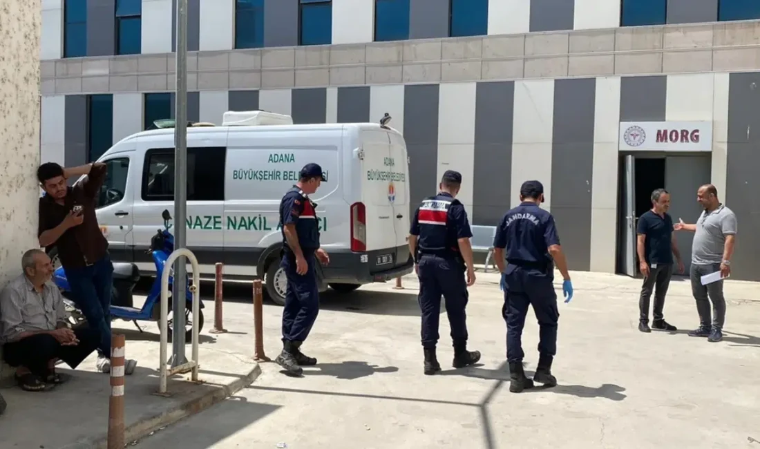 Adana’nın Ceyhan ilçesinde tarlada saman balyası taşırken devrilen traktörün altında