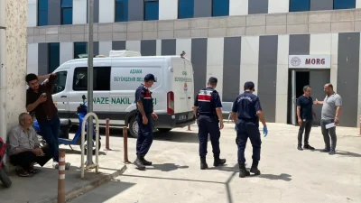 Adana’nın Ceyhan ilçesinde tarlada saman balyası taşırken devrilen traktörün altında