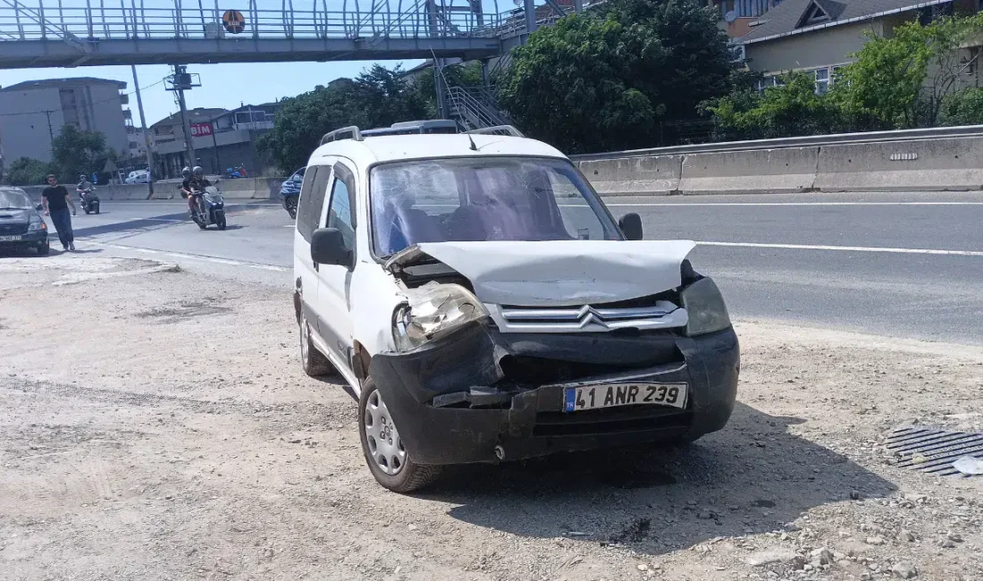 Kocaeli’nin Karamürsel ilçesinde, D130 kara yolunda seyir halindeki hafif ticari