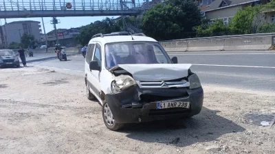 Kocaeli’nin Karamürsel ilçesinde, D130 kara yolunda seyir halindeki hafif ticari